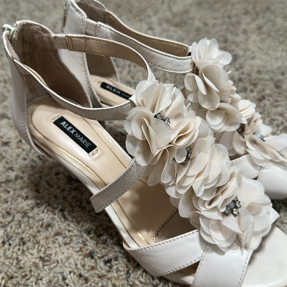 Elegant Cream Floral Women's Sandals - Picture 6 of 10